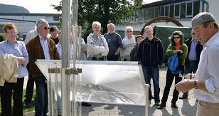 Solarpionier Jürgen Kleinwächter (rechts) erläutert den Interessierten, die mit der Haagener SPD gekommen waren, Projekte seiner Firma. - 5920995