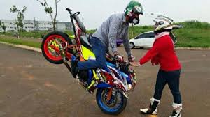 Aksi Ekstrem Dua Sejoli Pakai Motor Gede, Lihat Foto-fotonya ...