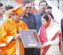 Lucknow mayor Dinesh Sharma presents a memento to President Pratibha Patil after she arrived at the - Pratibha-Patil-Dinesh-Sharma