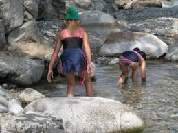 娘　川遊び　はだか|近所だから】全裸で川遊びしてる女の子達の二次エロ画像 - 1/40 ...