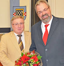 Johannes Schwill (Foto, li.) ist neues Mitglied des Rates der Stadt Bochum. Oberbürgermeisterin Ottilie Scholz hat den 54-jährigen Stiepeler gestern ...