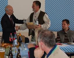 Für den Hephata Vorstand überreichte Direktor Klaus Dieter Horchem ein kleines Geschenk und die obligatorische Urkunde.