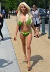 Courtney Stodden wears LETTUCE bikini at PETA event | Daily Mail.