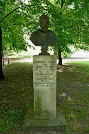 Merseburg, Denkmal im Schloßpark für den Generalfeldmarschall Friedrich Kleist von Nollendorf, eine herausragende Persönlichkeit in den Napoleonischen ...