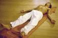 Para relajar nuestra mente es necesario también relajar nuestro cuerpo, nuestros músculos, lo que provocará también que las pulsaciones y la tensión arterial sean menores. Una técnica muy conocida y efectiva para relajar todo nuestro cuerpo –y mente- es la relajación muscular progresiva, podrás practicarla acostado o sentado lo más cómodo posible en una silla de respaldo recto, con los pies ligeramente separados y las manos sobre el regazo.