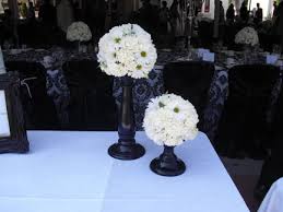 Kissing ball Centerpiece :  wedding diy pomander kissing ball centerpiece Images?q=tbn:ANd9GcTdO UBEo7P9ur95OT4oqsF9ZejV6C7Og QpFZj6SJROmn7wkoR3A