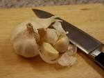 white garlic cloves (white - via Daymix