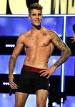Justin Bieber usou enchimento no comercial de cueca? - Blog Alvaro.