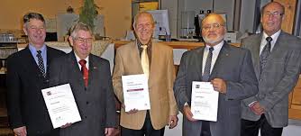 Der Geschäftsführer des Breisgauer Sängerbundes Peter Rahden (rechts) ehrte die Sänger des „Liederkranz“ Staufen Ernst Burghard, Walter Selz und Winfried ...