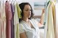 женщина выбирает одежду