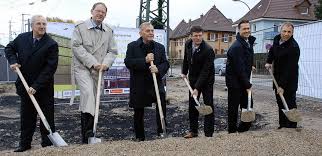 ... Volker Felder, Geschäftsführer von SMT, sowie Jürgen Stickel von der Emch+Berger GmbH, die das Bauvorhaben mit der Bahn abstimmte beim Spatenstich.