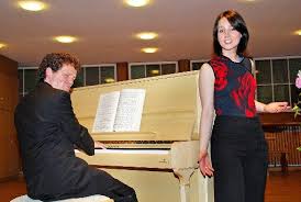 Recht unsakrale Musik boten Sopranistin Lydia Kucht und ihr Klavierbegleiter Hans-Peter Merz am Samstag in ...