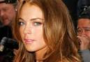 La Lohan posa nuda e toglie il bracciale anti-alcol