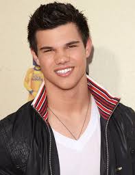 Taylor Lautner -  13 Images?q=tbn:ANd9GcTn_PeLVXXPzlWzz08cohjrVITaLzKieo8Rlhscg2HmwLAj_V6o