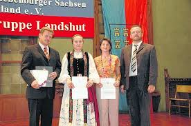 ... Vorsitzender des Landesverbands Bayern der Landsmannschaft der Siebenbürger Sachsen, mit den Geehrten Andrea Broos (in Tracht) und Renate Kloos. - landshut-ehrungen2006