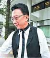 指胁迫男艺人拍下体全裸照。