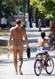海滩 裸|三亚海滩再现裸晒者女游客吓得不敢靠近＊ 阿波罗新闻网