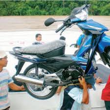 Humor | Zaman terbalik, motor naik orang | foto unik gokil