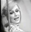Raffaella Carrà mentre canta