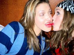 Miley Cyrus' lesbian photo