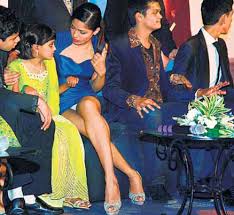 Freida Pinto no clothes