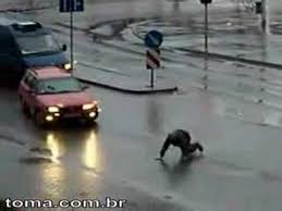 um bebado atravesa \x3cb\x3ea rua\x3c/b\x3e! image