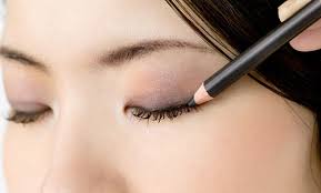 applying eyeliner