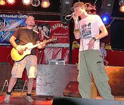 белые обои черная посуда