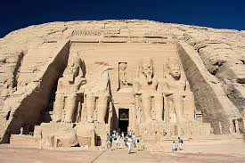 اثار مصر القديمة 800px-Abu_Simbel,_Ramesses_Temple,_front,_Egypt,_Oct_2004
