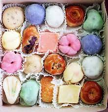 http://t3.gstatic.com/images?q=tbn:Q2WLCJqXdS0m1M:http://www.ensuinghijinks.com/uploaded_images/wagashi-795878.jpg