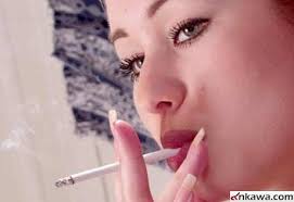 للمناقشة عن التدخين بين البنات Hot-smoker