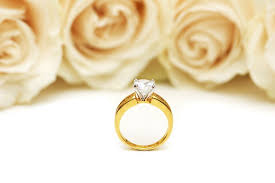 http://t3.gstatic.com/images?q=tbn:yKWv_fTRm6kJIM:http://www.navi-mag.com/site_img/ARTICLES/large/bague-de-fiancaille-id139.jpg