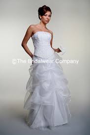 http://t3.gstatic.com/images?q=tbn:zyaPzm0MI1UPsM:http://weddingo.co.uk/wp-content/uploads/2008/02/cheap-wedding-dress.jpg&t=1