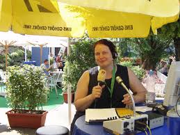 Sorgt täglich für eine tolle Stimmung: Moderatorin Barbara Scherrer. Das SWR1 Holiday Radio Studio auf der Aktionsfläche im Europa-Park. - 5183-1028220275