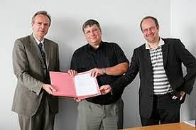 Ernst Stelzer (centre) is shown here alongside Goethe University Vice President Rainer Klump (l.) and CEF Speaker Harald Schwalbe (r.). - RTEmagicC_20090630_6946_klein.jpg