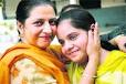 Pooja Garg with her mother in Patiala - pun4