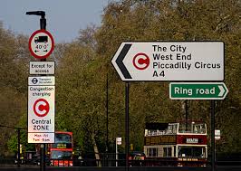 Das weiße C heißt Maut (Foto: Karl Teofilovic). Seit 2003 müssen Autofahrer eine Maut bezahlen, wenn sie in die Londoner Innenstadt fahren.
