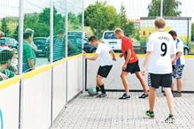 Von Ronald Jäkel. Street-Soccer-Turnier im Rahmen 20 Jahre Autocenter Freizeitsport (TZ). Sieben Herren- und fünf Damenmannschaften waren vergangenen ...