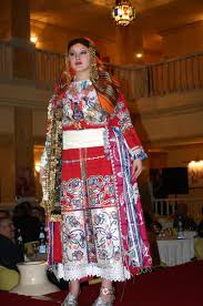 اللباس التقليدي للبلدان العربية  Images?q=tbn:ANd9GcQS1g3puF9j_GyLf5P4uGwLYtCGz1vBH1xBDXcTSEvA_Ms5lIjZZw