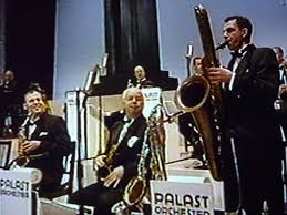 Bass-Saxophon im Einsatz; Rainer Fox spielt auch Bariton-Saxophon und Klarinette.