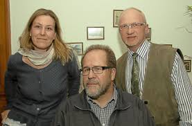 Der Donaueschinger Fotoclub \u0026quot;Camera\u0026quot; hat einen neuen Vorstand: die neu gewählte Vorsitzende Susanne Kamphenkel (links), die Bodo Hedtke (rechts) ablöst.