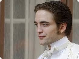 27 Mayo-Los Diferentes peinados en pantalla de Robert Pattinson! Images?q=tbn:ANd9GcQbyuKY-oCS3fXG-UGyEfmldDTnftVQUPThXEPQOKA6ktGxoxUsIg&t=1