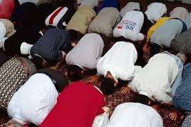 الصلاة المفروضة لا تكون إلا جماعة ، والجماعة لا تكون إلا في المساجد  Images?q=tbn:ANd9GcQe_IF4q7L8J7Ss8SAw4BT_wWA8EeVTgyeyCDgGcm8NSXCTungkQA