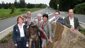 Ortstermin am Schmuggler-Denkmal: Mützenichs Ortsvorsteherin Jacqueline Huppertz (li.) mit der CDU-Europaabgeordneten Sabine Verheyen, Bildhauer Klaus ... - image