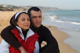 لكل محبي الدراما التركية تعلو شوفو حبايبكم الممثلين مع ازواجهم و زوجاتهم Images?q=tbn:ANd9GcQnrM5YVvIuKrZ3yjKrqWDlL7AD1P_i6mzlEzw2XqP_ZbvkR4va