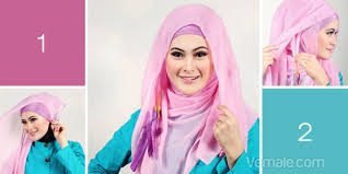 Memakai Jilbab Hijab Segi Empat Modern Warna Pink Yang Simple