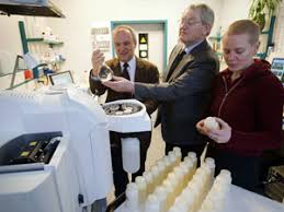 Dr. Bernhard Wielage und Dr. Ina Hoyer im Labor der Südsachsen Wasser GmbH das Atomabsorptionsspektrometer, mit dem die Trinkwasserproben auf Schwermetalle ... - 1202725186