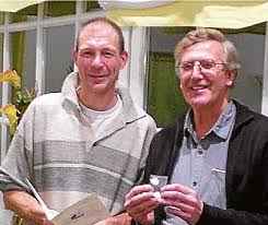 Andreas Ulferts (links) erhält die Ehrennadel von Dr. Romke de Vries. Bild: Marion Hoopmann. Ofen Für seine langjährige Arbeit als Statistiker im Vorstand ...