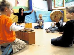 Simonetta Tüchler probiert in der »Musikalischen Früherziehung« mit den Kindern auch verschiedene Orff- und RhythmusInstrumente aus.