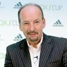 Oktober 2010 erschien ein Interview von EA Sports-Chef Peter Moore mit MCV, ... - 602px-Peter_Moore_at_Xbox_Cup_2006